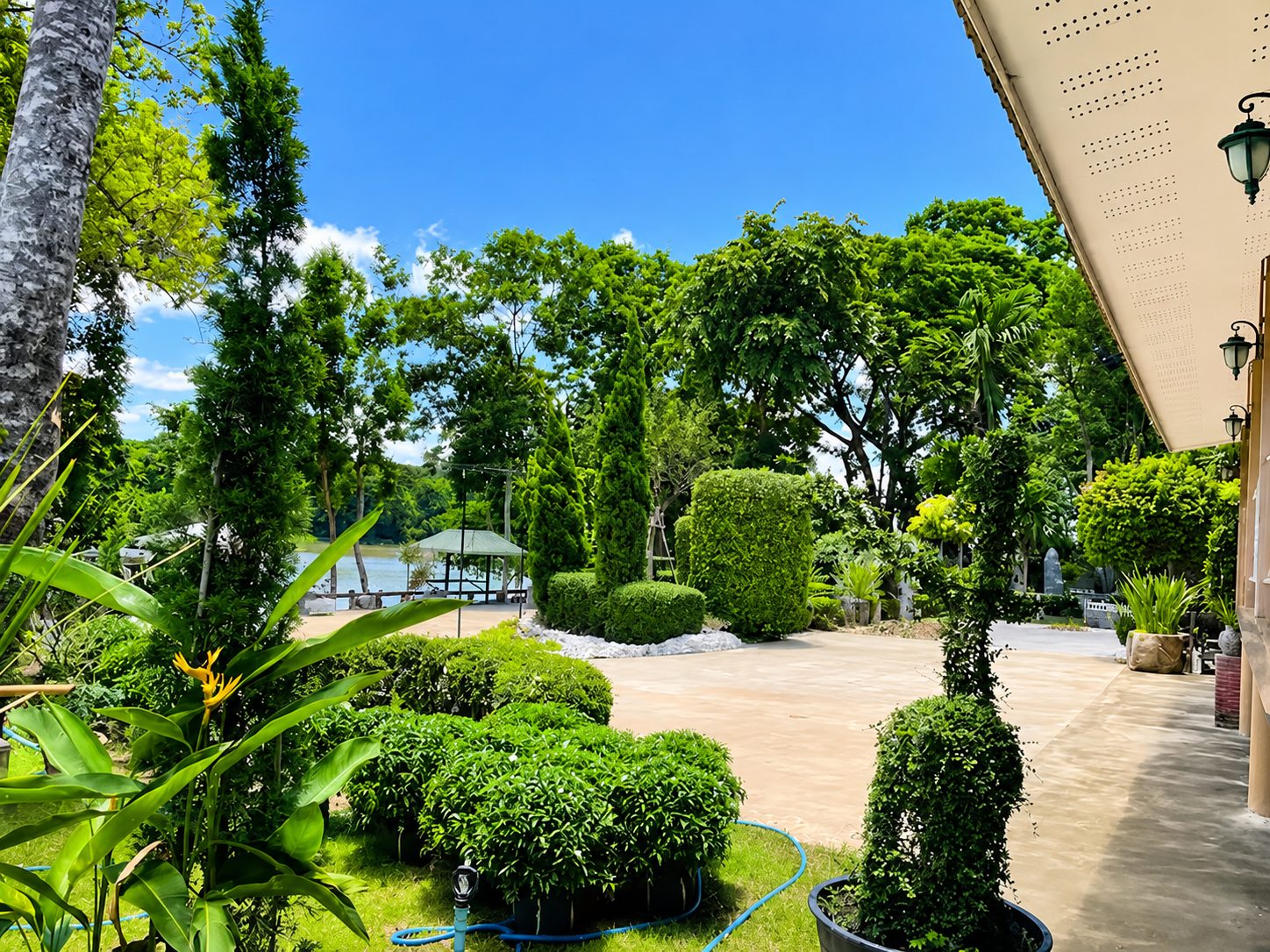 สวนริมแม่น้ำของบ้านพัก