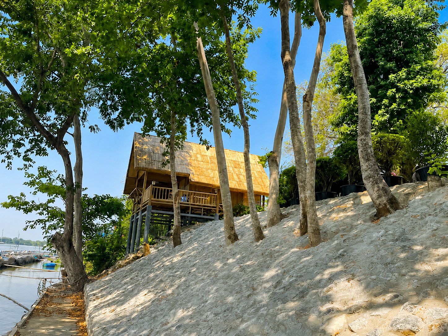 ทางเดินริมแม่น้ำหน้าบ้านพัก
